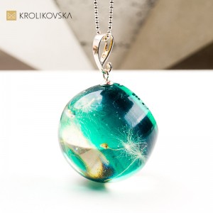 Naszyjnik kula z rośliną biżuteria inspirowana światem natury