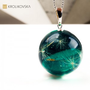 Naszyjnik kula z rośliną biżuteria inspirowana światem natury