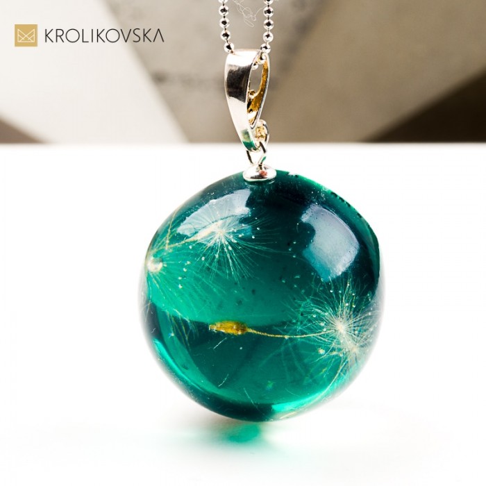 Naszyjnik kula z rośliną biżuteria inspirowana światem natury