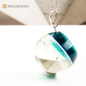 Naszyjnik kula z rośliną biżuteria inspirowana światem natury
