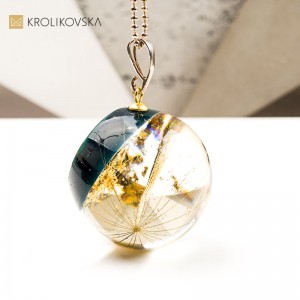 Naszyjnik kula z rośliną w żywicy biżuteria z energią natury.