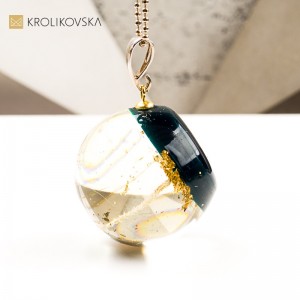 Naszyjnik kula z rośliną w żywicy biżuteria z energią natury.