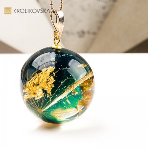 Naszyjnik kula z rośliną w żywicy biżuteria z energią natury.