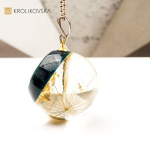 Naszyjnik kula z rośliną w żywicy biżuteria z energią natury.