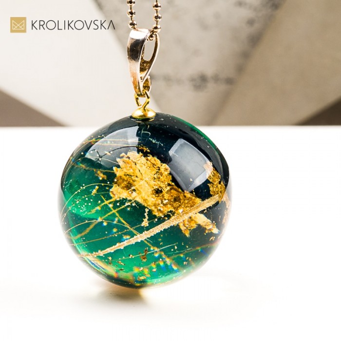 Naszyjnik kula z rośliną w żywicy biżuteria z energią natury.