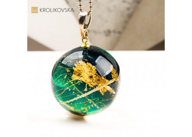 Naszyjnik kula z rośliną w żywicy biżuteria z energią natury.