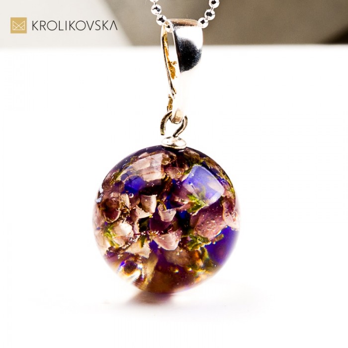 Naszyjnik z fioletową żywicą – symbol natury i spokoju.