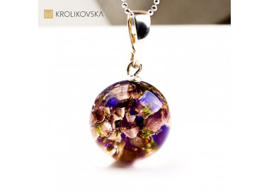 Naszyjnik z fioletową żywicą – symbol natury i spokoju.