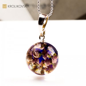 Naszyjnik z fioletową żywicą – symbol natury i spokoju.