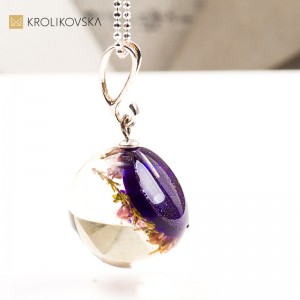 Naszyjnik z fioletową żywicą – symbol natury i spokoju.