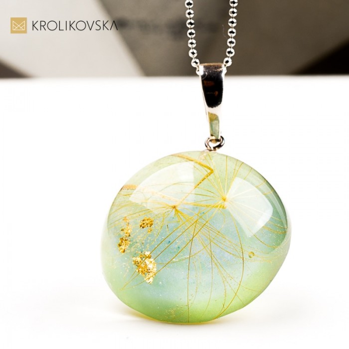 Naszyjnik z suszonymi kwiatami – wyjątkowy prezent dla kobiety