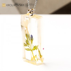 Naszyjnik z niebieską rośliną – delikatna biżuteria handmade
