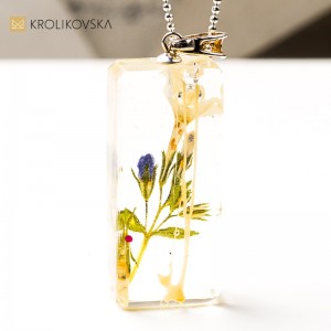 Naszyjnik z niebieską rośliną – delikatna biżuteria handmade