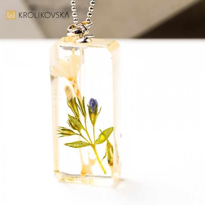 Naszyjnik z niebieską rośliną – delikatna biżuteria handmade
