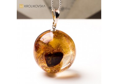 Naszyjnik z żywicy z bursztynami – biżuteria artystyczna dla niej