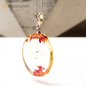 Naszyjnik z żywicy z kwiatami – elegancki dodatek prezentowy