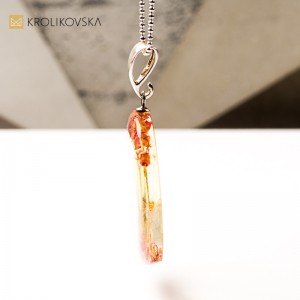 Naszyjnik z żywicy z kwiatami – elegancki dodatek prezentowy