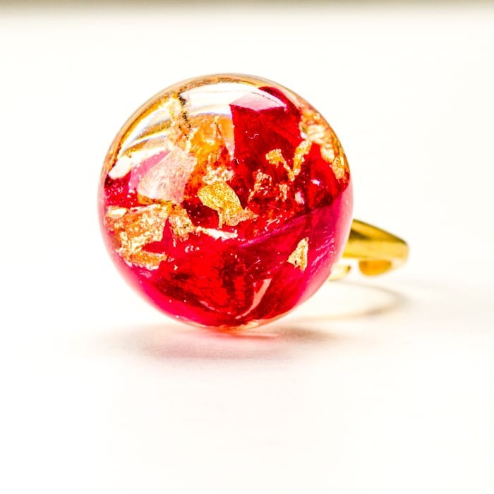 Płatki róży, pierścionek w prezencie.