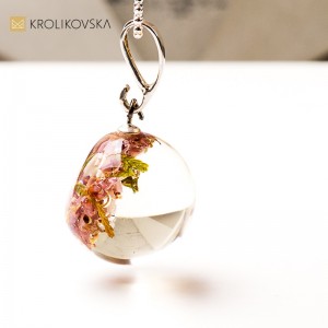 Naszyjnik z żywicy z kwiatem – naturalna biżuteria dla kobiety