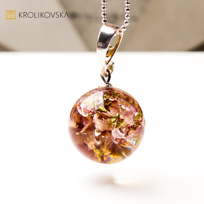 Naszyjnik z żywicy z kwiatem – naturalna biżuteria dla kobiety