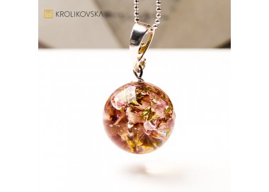 Naszyjnik z żywicy z kwiatem – naturalna biżuteria dla kobiety