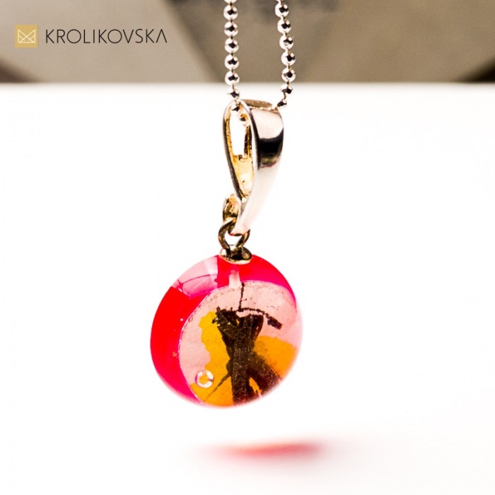 Naszyjnik z grafiką – artystyczna biżuteria z duszą