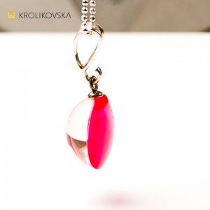 Naszyjnik z grafiką – artystyczna biżuteria z duszą