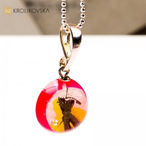 Naszyjnik z grafiką – artystyczna biżuteria z duszą