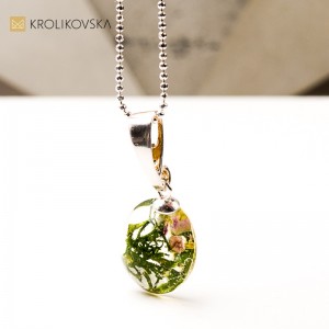 Naszyjnik autorski z mchem w żywicy, unikalne mini dzieło sztuki