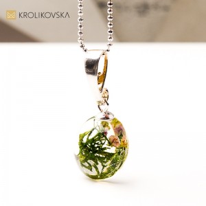 Naszyjnik autorski z mchem w żywicy, unikalne mini dzieło sztuki