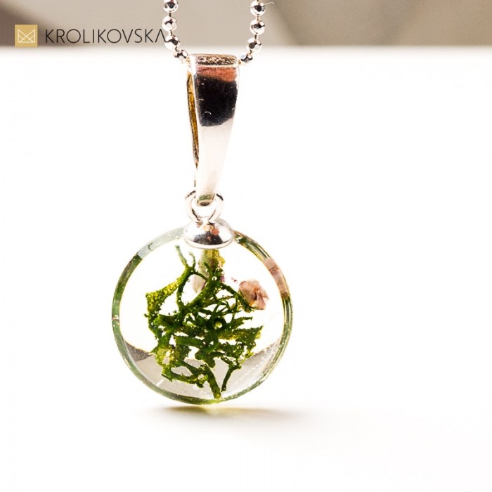 Naszyjnik autorski z mchem w żywicy, unikalne mini dzieło sztuki