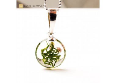 Naszyjnik autorski z mchem w żywicy – unikalne mini dzieło sztuki