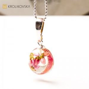 Naszyjnik z żywicy z rośliną – naturalny amulet na prezent