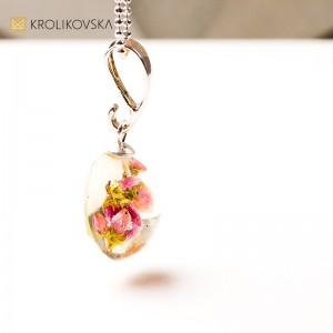 Naszyjnik z żywicy z rośliną – naturalny amulet na prezent