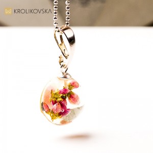 Naszyjnik z żywicy z rośliną – naturalny amulet na prezent