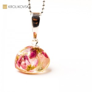 Naszyjnik z żywicy z rośliną – naturalny amulet na prezent