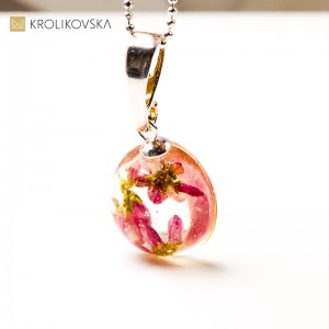 Naszyjnik z żywicy z rośliną – naturalny amulet na prezent