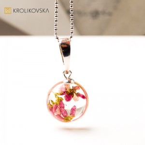 Naszyjnik z żywicy z rośliną – naturalny amulet na prezent