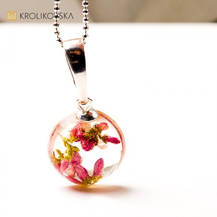 Naszyjnik z żywicy z rośliną – naturalny amulet na prezent