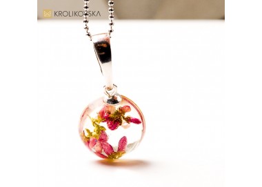 Naszyjnik z żywicy z rośliną – naturalny amulet na prezent