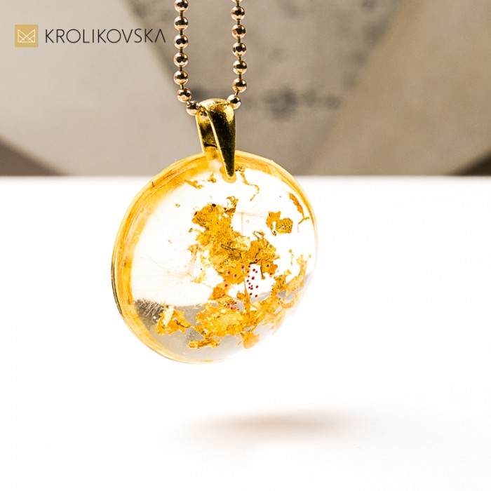 Naszyjnik autorski złoty z żywicy, unikalne mini dzieło sztuki