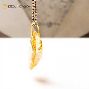 Naszyjnik autorski złoty z żywicy, unikalne mini dzieło sztuki