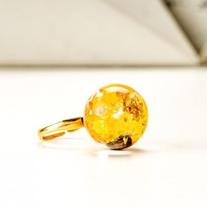 Pierścionek w prezencie z płatkami żółtej róży.