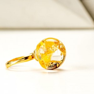 Pierścionek w prezencie z płatkami żółtej róży.