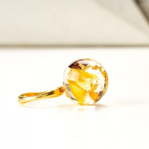 Pierścionek w prezencie z płatkami żółtej róży.