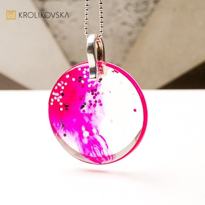 Naszyjnik z żywicy inspirowany sztuką, handmade design.