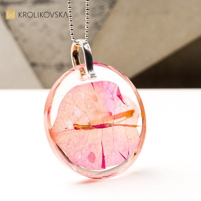 Naszyjnik z żywicy z bugenwillą . handmade z natury.