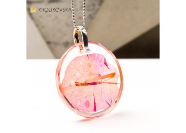 Naszyjnik z żywicy z bugenwillą . handmade z natury.
