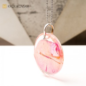 Naszyjnik z żywicy z bugenwillą . handmade z natury.