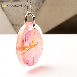 Naszyjnik z żywicy z bugenwillą . handmade z natury.